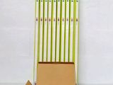 une boîte de crayons posée sur une table