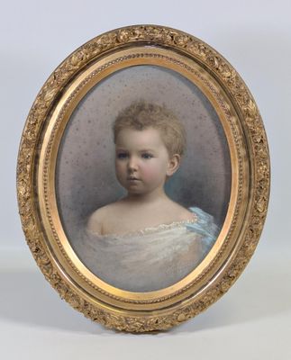 portrait d'un jeune garçon vêtu d'une robe blanche, dans un cadre doré