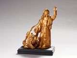 statue représentant un homme tenant un chien et un lion, posée sur un socle