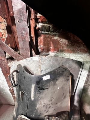 des toilettes cassées dans un coin d'un vieil immeuble