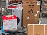 Plusieurs cartons sont empilés les uns sur les autres dans un magasin