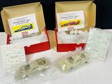 deux boîtes de petites voitures posées sur une table
