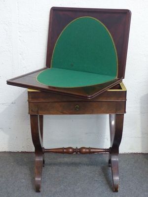 Table à jeu en acajou et placage d'acajou ouvrant par un tir…