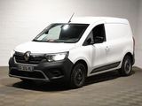 la camionnette blanche est garée dans une pièce au sol en damier
