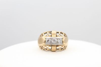 Bague dôme en or avec 3 diamants — Élégance intemporelle - Photo 1