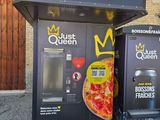 deux distributeurs automatiques sur lesquels sont représentées des pizzas