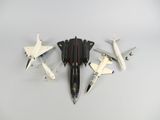 Plusieurs maquettes d'avions sont alignées sur une surface blanche