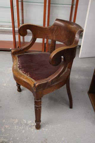Fauteuil de bureau en chêne garni de cuir clouté, accotoirs à cro...