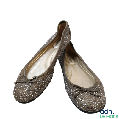 Paire de ballerines JIMMY CHOO en cuir taupe et strass, P.