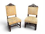 une paire de chaises en bois sculpté avec assise rembourrée, rembourrée, rembourrée, rembourrée, rembourrée, rembourrée, rembourrée, rembourrée, rembourrée, rembourrée