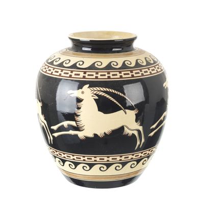 un vase noir orné d'une image de chèvre