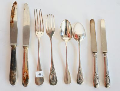 beaucoup d'argenterie sur une table, avec une étiquette de prix dessus