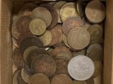 une boîte remplie de pièces de monnaie sur laquelle est accrochée une étiquette indiquant le prix