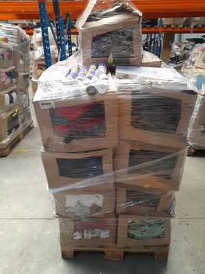 LOT DE SOLDERIE DONT VETEMENTS + PRODUITS D HYGIENE + ASSIETTES + BOUG