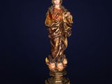 une statue représentant cette personne tenant un enfant dans ses bras, posée sur un socle