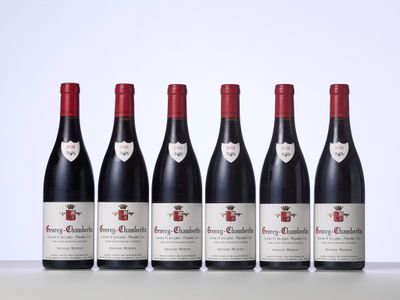 six bouteilles de vin rouge alignées