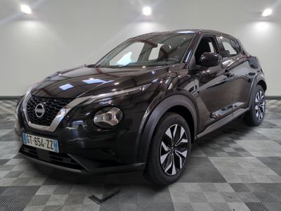 Le SUV Nissan noir est garé dans une pièce dont le sol est en damier.