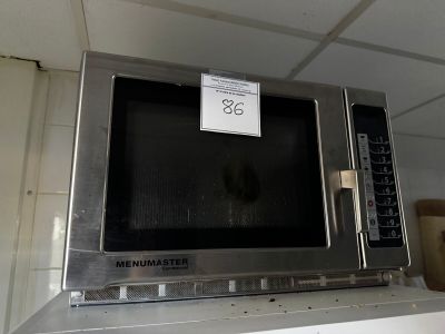 un micro-ondes posé sur une étagère, avec une étiquette de prix dessus