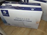 trois boîtes d'« Orieller Memorye de Forme » posées sur un parquet