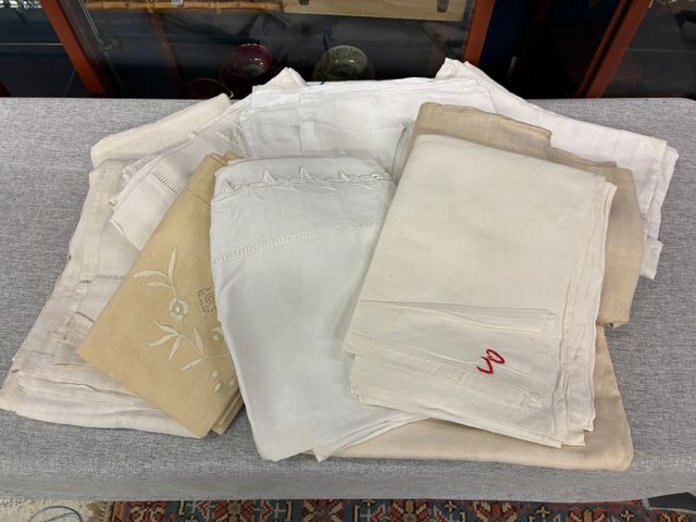 11 draps, dont 5 brodés main en lin. Vendu en l’état sans vérific