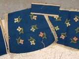 trois morceaux de tissu à motifs floraux posés par terre