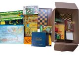une boîte en carton remplie de livres et d'autres objets