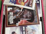 une boîte rose remplie de films et de DVD