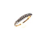 une bague sertie de diamants blancs et noirs sur fond blanc