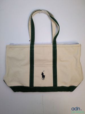 un gros plan d'un sac orné du logo Polo
