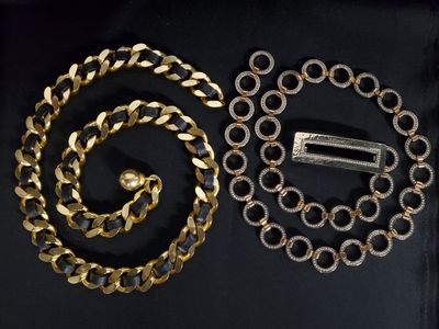 Réunion de ceintures en métal doré. - Photo 1