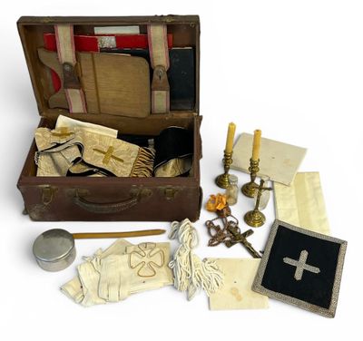 une vieille valise contenant de nombreux objets