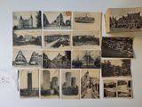 de nombreuses vieilles photos accrochées au mur d'une pièce