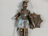 une statue représentant un chevalier tenant une épée et un bouclier
