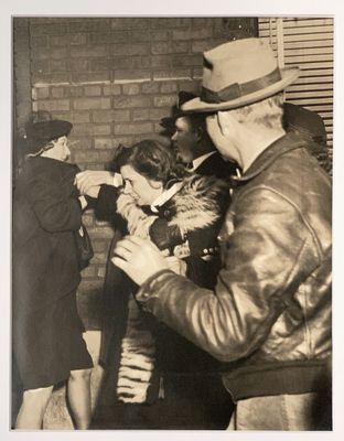 photographie en noir et blanc d'un groupe de personnes se tenant les unes près des autres