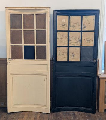 Deux vieilles portes sont posées l'une à côté de l'autre dans une pièce