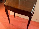 une petite table en bois sur laquelle est posée une lampe