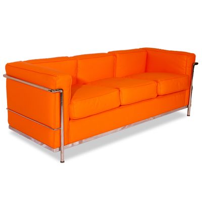 un canapé en cuir orange aux pieds chromés sur fond blanc