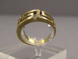 une bague en or posée sur un socle transparent, sur une surface blanche