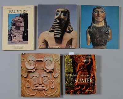 quatre livres posés contre un mur, avec la photo d'un homme portant un masque à gaz