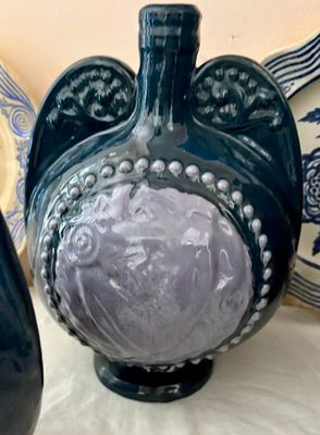 deux vases bleus posés l'un à côté de l'autre sur une table
