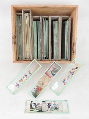 une boîte en bois remplie de livres et de photos de personnes