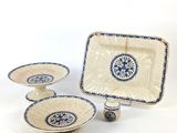 plusieurs pièces de poterie bleue et blanche posées sur une surface blanche