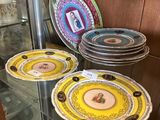 de nombreuses assiettes exposées dans une vitrine