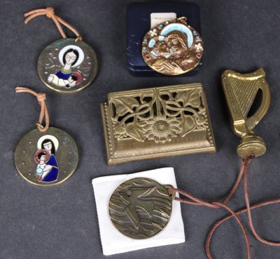 un grand nombre d'objets posés sur la table