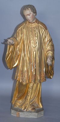 statue d'un homme vêtu d'une robe dorée et tenant une cigarette
