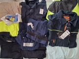 de nombreux vêtements de toutes sortes étalés par terre