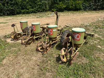 deux vieux outils agricoles qui traînent dans l'herbe