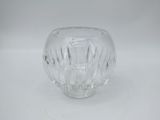 un vase en verre vide posé sur une table blanche