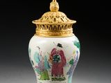 une lampe posée sur une table à côté d'une lampe