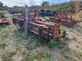 de nombreux vieux outils agricoles qui traînent dans l'herbe